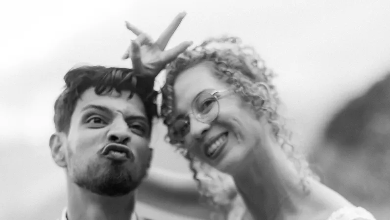 Six mariages, six histoires uniques, et une complice de chaque instant : Rocaya. Pour ce grand final, elle vous invite à une union d’exception, bénie par Monseigneur Pascal Chane-Teng.