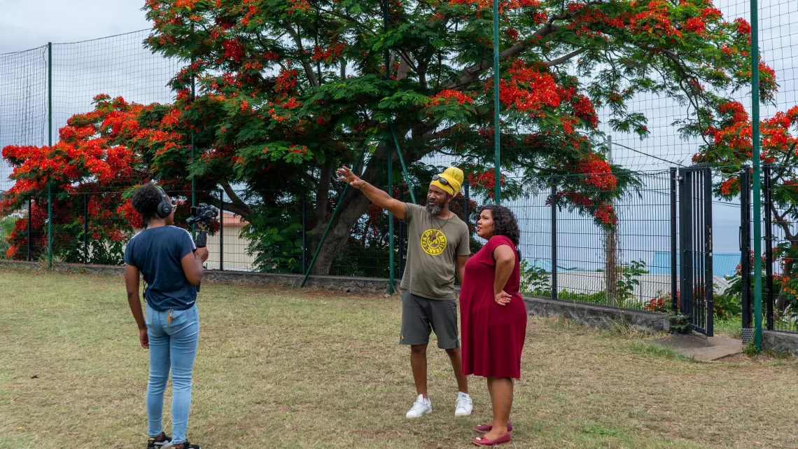 Cette année, c'est Johanne Vélia qui nous emmène partout à La Réunion. Qu'il pleuve, qu'il vente ou... que le volcan i pète! Johanne n'a peur de rien et nous fait découvrir les lieux touristiques, les lieux urbains, les lieux où l'on travaille, bref, là où les Réunionnais vivent. 