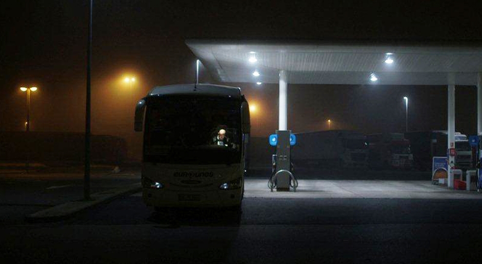Des jours et des nuits sur l'aire Autobus sur aire / nuit