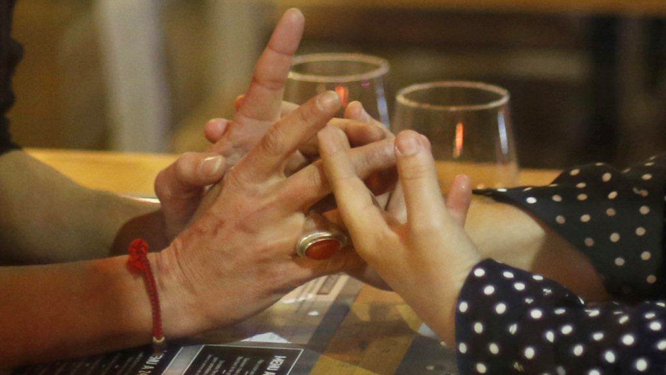 De l'autre côté Femmes se tenant les mains © Les films du Tambour de soie