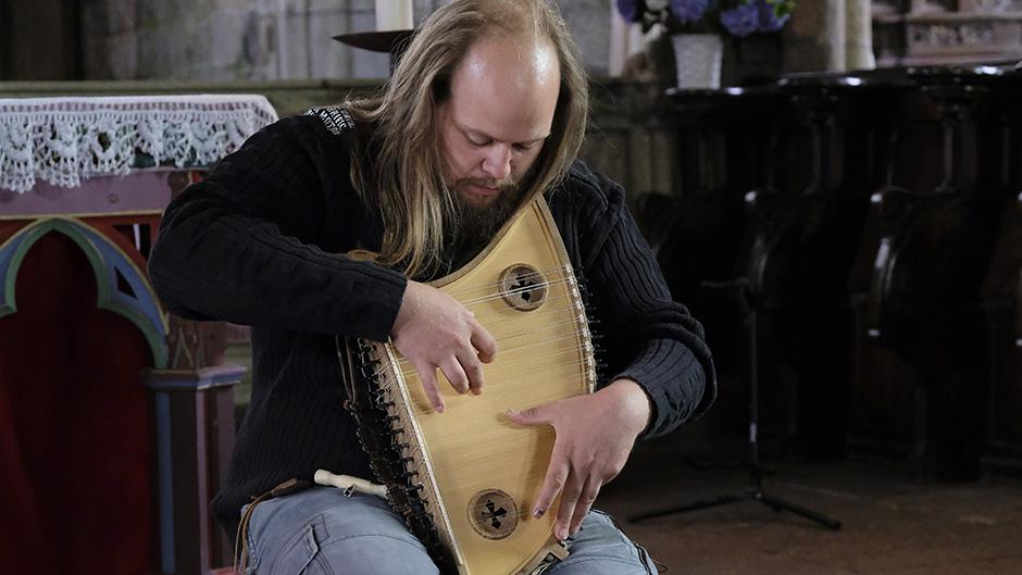 Julian, luthier