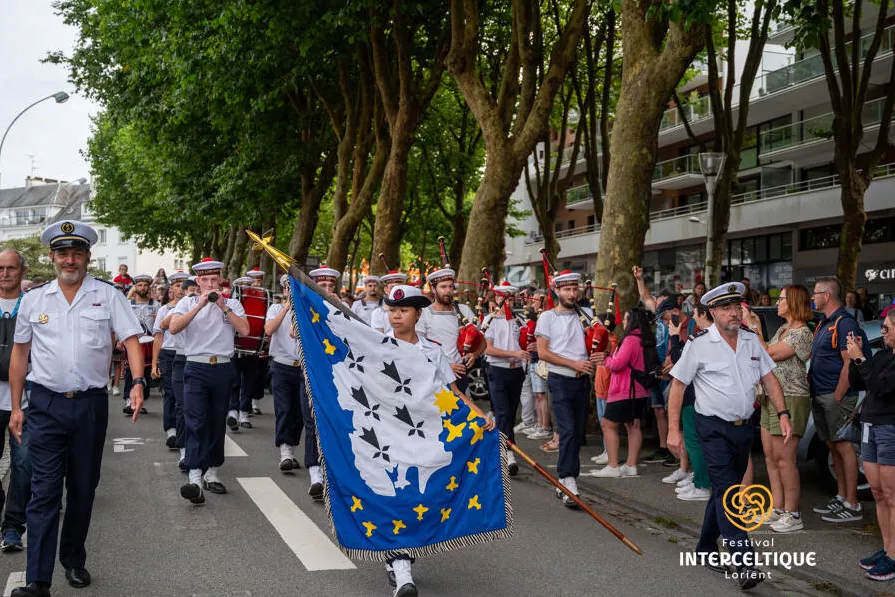 Défilé dans les rues du Bagad de lann behoué 2024