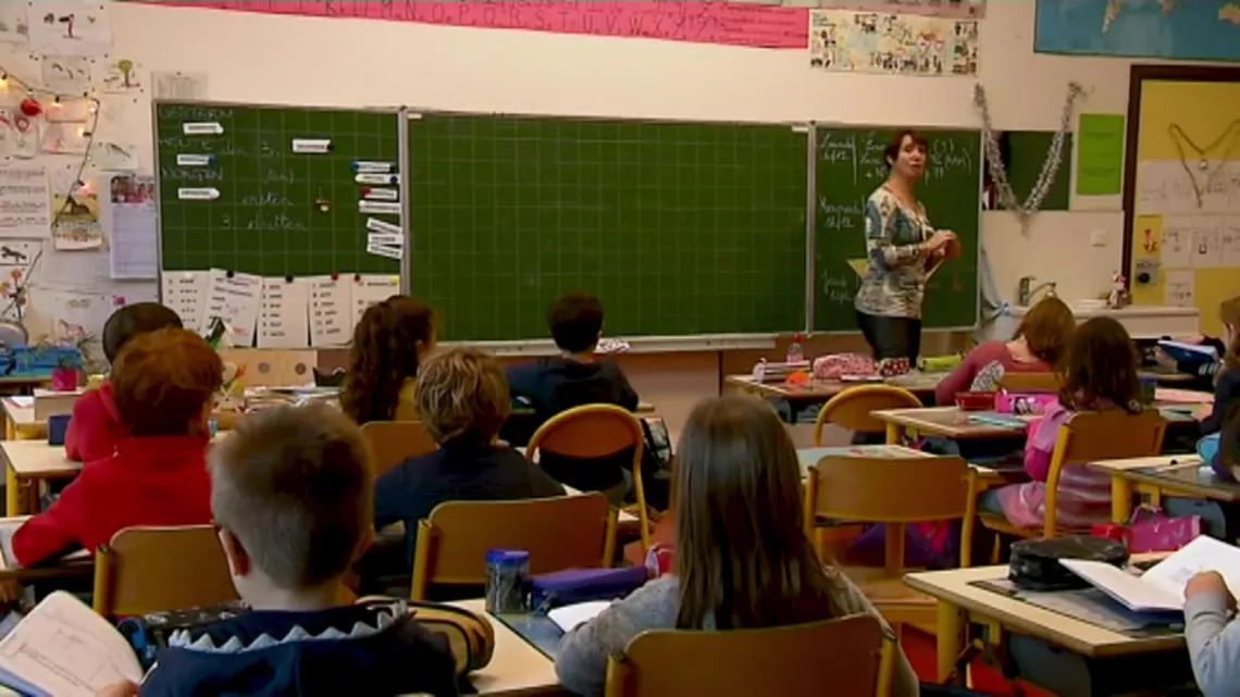Dimanche en politique Alsace - Rentrée scolaire : enjeux et nouveautés © FTV Elèves dans une classe avec un professeur