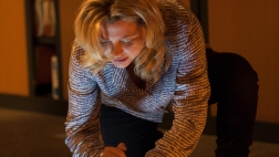 Candice Renoir (Cécile Bois) examinant un corps dans un épisode de la saison 4