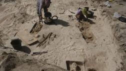 Deux archéologues de l’Inrap s’appliquent pour exhumer des restes humains du cimetière colonial de la plage des Raisins clairs (Guadeloupe), avant que l’érosion marine ne les emporte à la mer. © Jérôme Rouquet, Inrap