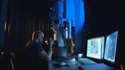 Bernard La Scola, biologiste à l’université de Marseille, découvre qu’il s’agit du plus gros virus jamais identifié. © Transparences Productions VIRUS GEANTS