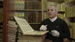 Le père Najeeb a sauvé de la destruction des centaines de manuscrits anciens. © Dream Way Productions SYRIE, LES DERNIERS REMPARTS DU PATRIMOINE