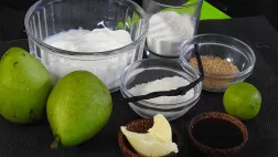 Poire pochée à la vanille, crumble coco et yaourt au miel Poire pochée à la vanille, crumble coco et yaourt au miel