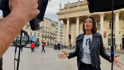 Leïla Kaddour devant l'opéra de Bordeaux Leïla Kaddour devant l'opéra de Bordeaux