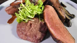 Magret de canard sur sa purée d'oignons. Magret de canard sur sa purée d'oignons.