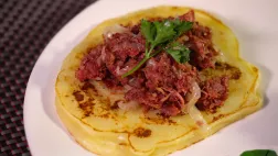 Les ingrédients pour le pancake de 'uru, pua'atoro, oignon et petite salade verte Ce qu'il vous faut