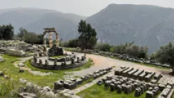 Delphes, il était une fois le centre du monde Delphes, il était une fois le centre du monde