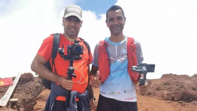 Dann santié, c'est l'émission qui vous fait découvrir des circuits, plus beaux, plus typiques les uns que les autres. De la balade en famille à la randonnée sportive, Eddy Palma, passionné par son île et accompagné de son binôme, Guillaume, nous fait découvrir les sentiers aux paysages très diversifiés.  