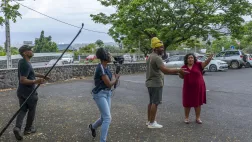 Sé Zot Ki Koz Cette année, c'est Johanne Vélia qui nous emmène partout à La Réunion. Qu'il pleuve, qu'il vente ou... que le volcan i pète! Johanne n'a peur de rien et nous fait découvrir les lieux touristiques, les lieux urbains, les lieux où l'on travaille, bref, là où les Réunionnais vivent.