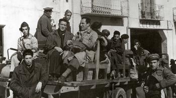 A Valence, Joseph Kessel et Jean Moral trouvent place à bord d'un vieux camion. Ils s'apprêtent à partir pour Madrid.