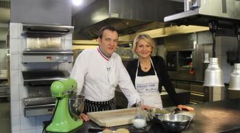Odile Mattéi et le Chef du restaurant Emmanuel Renaut en cuisine