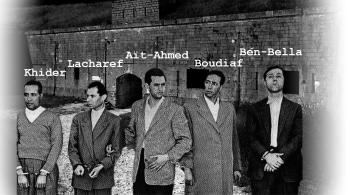 Photo en noir et blanc de Khider, Lacharef, Aït-Ahmed, Boudiaf et Ben-Bella