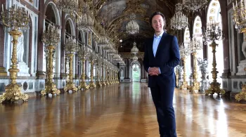 Stéphane Bern dans la galerie des glaces du château de Herrenchiemsee