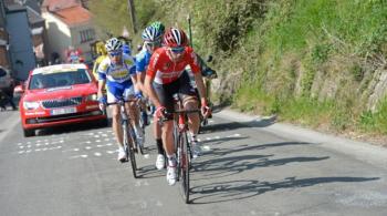 Ascension de cyclistes pendant la course La Flèche Wallonne