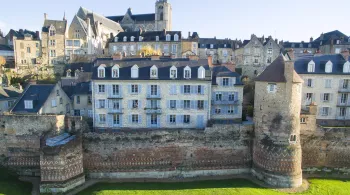 Muraille gallo-romaine du IIIe siècle au pied de la vieille ville au Mans