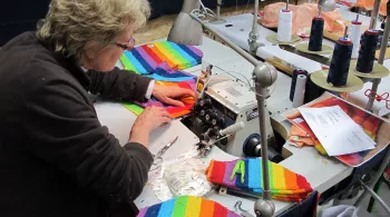 Une couturière au travail