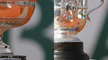 Photo des trophées remis à Roland Garros