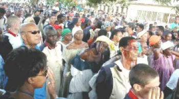 arrivée des prisonniers ensanglantés, désarmés...@pageguadeloupedépartemental