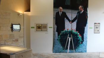 Poignée de main entre François Mitterrand et Helmut Khol - © Laurent Parisot