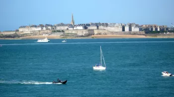 Vue sur Saint-Malo depuis la mer dans Des racines & des ailes