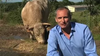 Louis Laforge de retour chez Viviane, éleveuse dans le tourmente de la crise agricole,  9 mois après