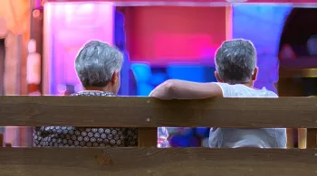 Couple de femmes de dos