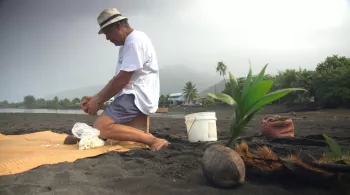Photo extraite du documentaire Sur les traces du Nordby. Nobert réalise la recette traditionnelle du monoï