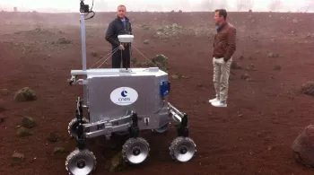 Pierjean Frison CDV sur le sol de la planète Mars avec le CNES