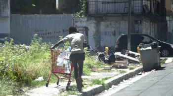 © VÉRONIQUE & FABIENNE KANOR - CINQUILLO PRODUCTION Des hommes zombis dans les rues de Guadeloupe