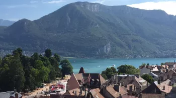 ANNECY, SUR UN AIR DE CALIFORNIE