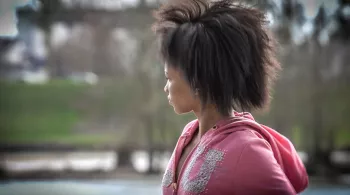 jeune fille cheveux crépu