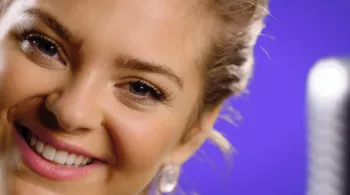 Caroline Costa interprète le générique de Sept nains et Moi