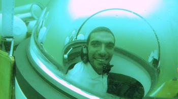 Antoine dans son petit sous-marin à pédales