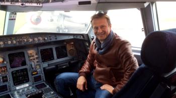 Pierjean Frison dans un cockpit d'avion
