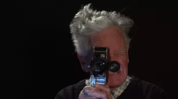 Loïc filme avec une caméra Paillard