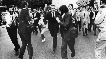 Jacques Chaban-Delmas courant sur la place de l'Hotel de Ville