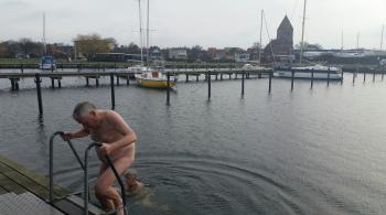 Bain dans une eau à 3° au Danemark - (c) FTv