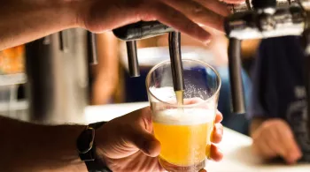 La bière se fait mousser