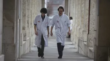 Vincent Lacoste dans le rôle d'un jeune interne en médecine et Reda Kateb