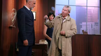Martin Lamotte, Pierre Azema et Karine Belly dans "Columbo : meurtre sous prescription" au Théatre Michel