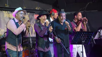 Le groupe PHENOMENAL en concert live à l'Espace Loisirs Zipp's au François