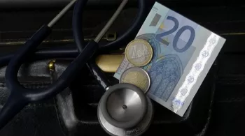 stétoscope, clefs, billet 20 euros et monnaies