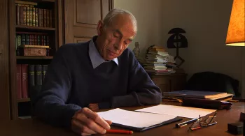 Pierre Bergounioux à son bureau