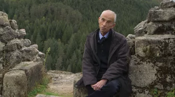 Pierre Bergounioux dans les ruines du château de Ventadour,en Corrèze.