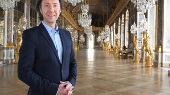 Stéphane Bern dans la galerie des glaces de Versailles